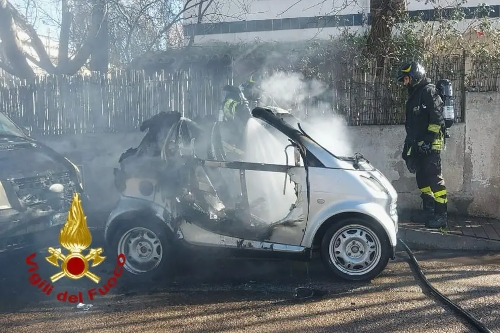 L'auto incendiata (foto vigili del fuoco)