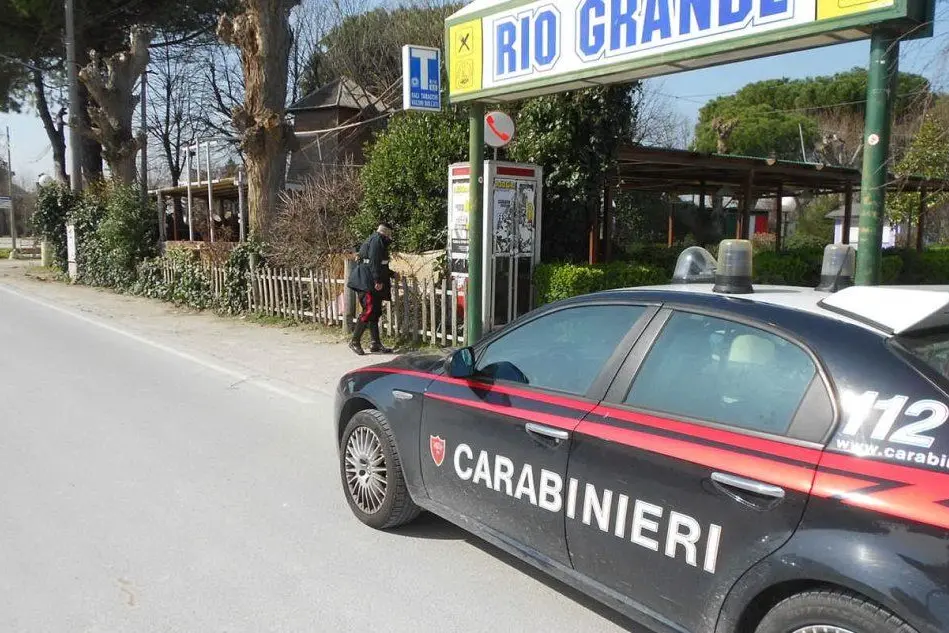 I carabinieri davanti al locale in cui si scontrarono le due bande
