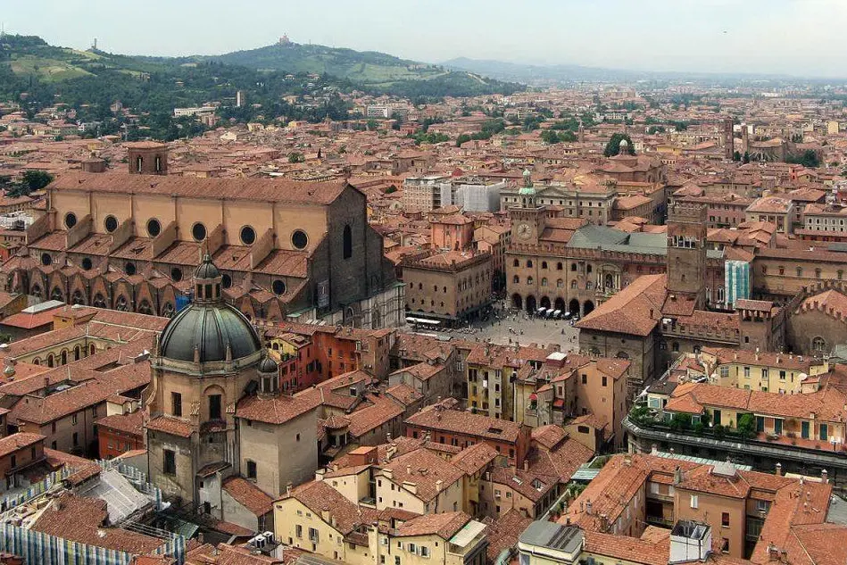Una panoramica di Bologna (foto da Wikipedia)