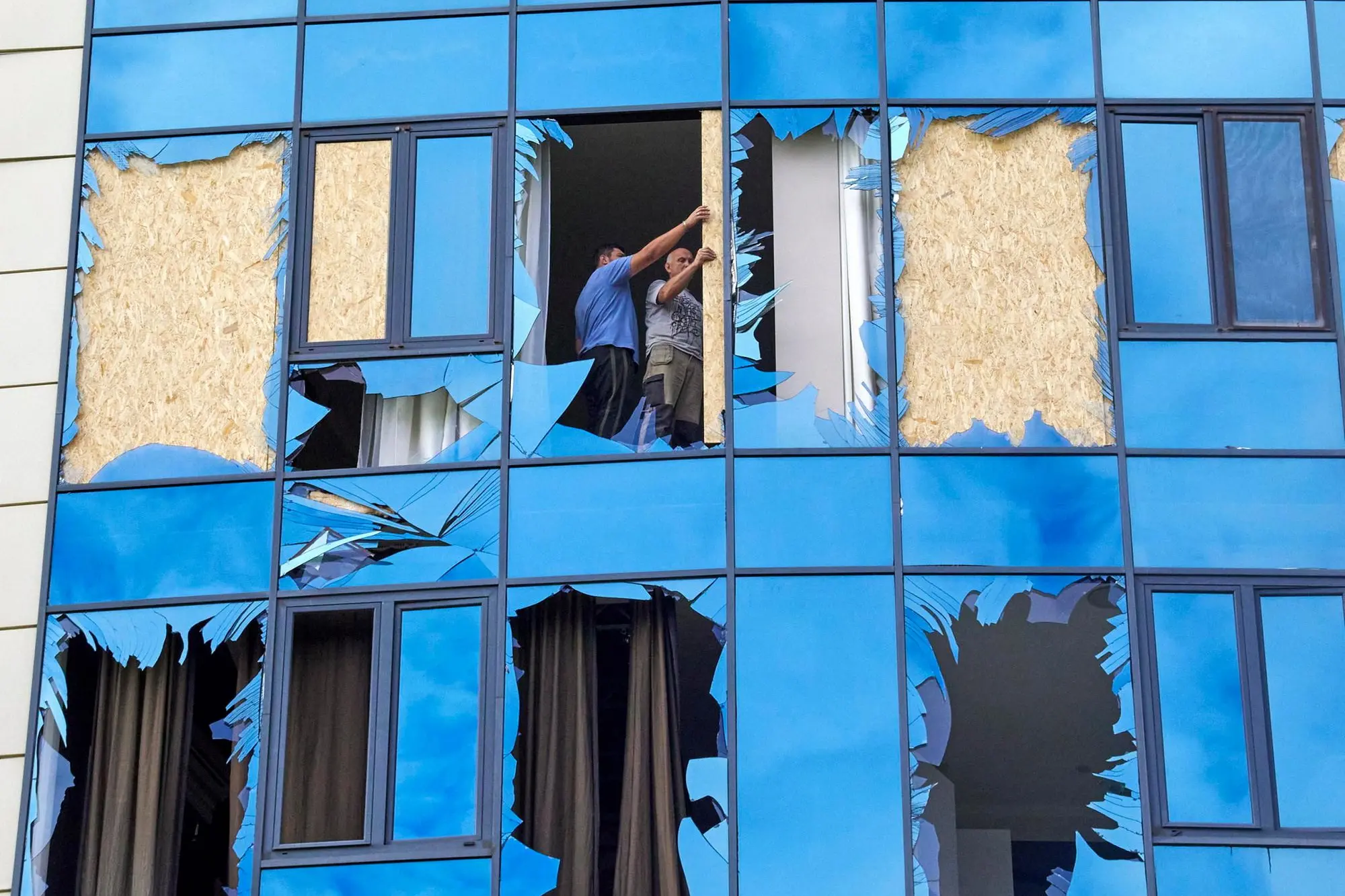 epaselect epa10175902 Locals repair windows inside of the damaged entertainment complex 'Misto' in Kharkiv, Ukraine, 10 September 2022 amid Russia's military invasion. Kharkiv and surrounding areas have been the target of heavy shelling since February 2022, when Russian troops entered Ukraine starting a conflict that has provoked destruction and a humanitarian crisis. EPA/SERGEY KOZLOV