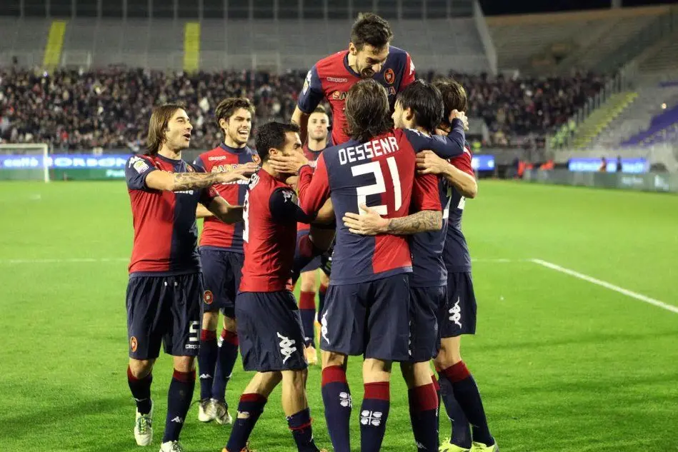 L'abbraccio dei giocatori del Cagliari