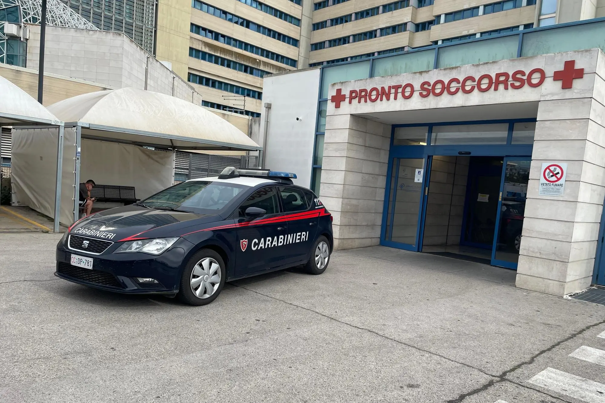 L'auto dei carabinieri davanti al pronto soccorso del Brotzu (Spignesi)