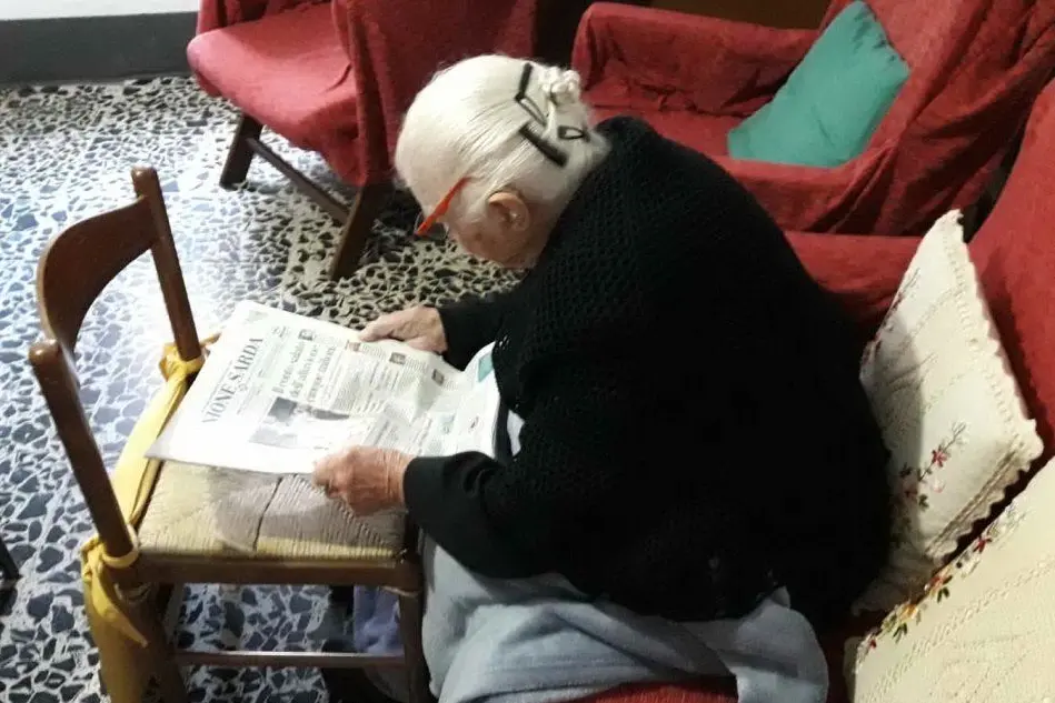 La nonnina mentre legge L'Unione Sarda (Foto Franca Deiana)
