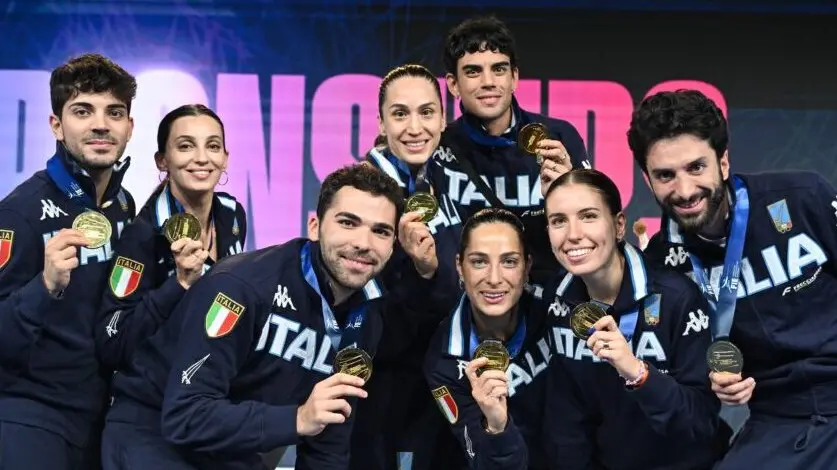 Squadra italiana di spada femminile festeggia il successo in finale contro l'Estonia a Hong Kong