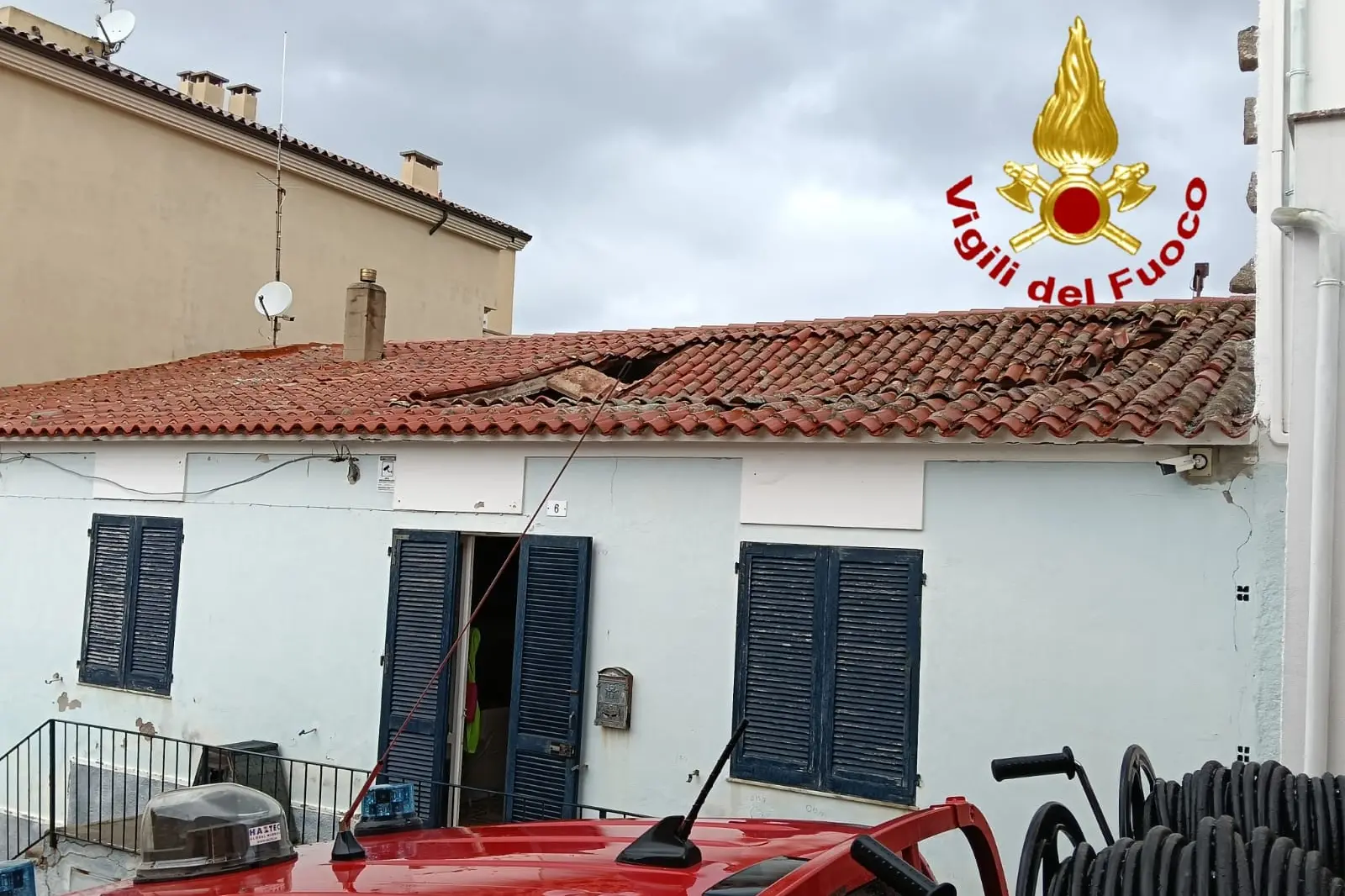 Il tetto crollato (foto Vigili del fuoco)