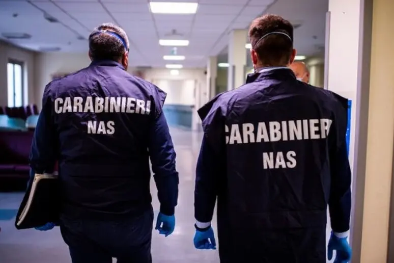 Carabinieri del Nas in azione (foto Ansa)