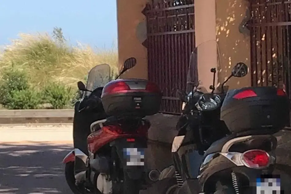 Scooter in sosta selvaggia in via Lampedusa al Poetto (foto inviata dal lettore)