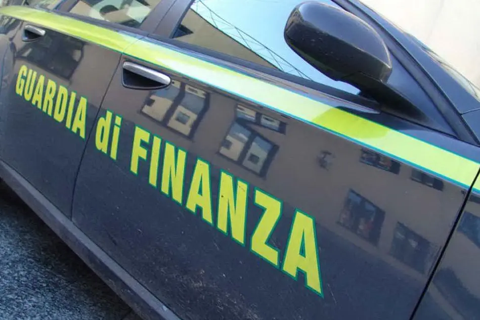 Un'auto della Guardia di finanza