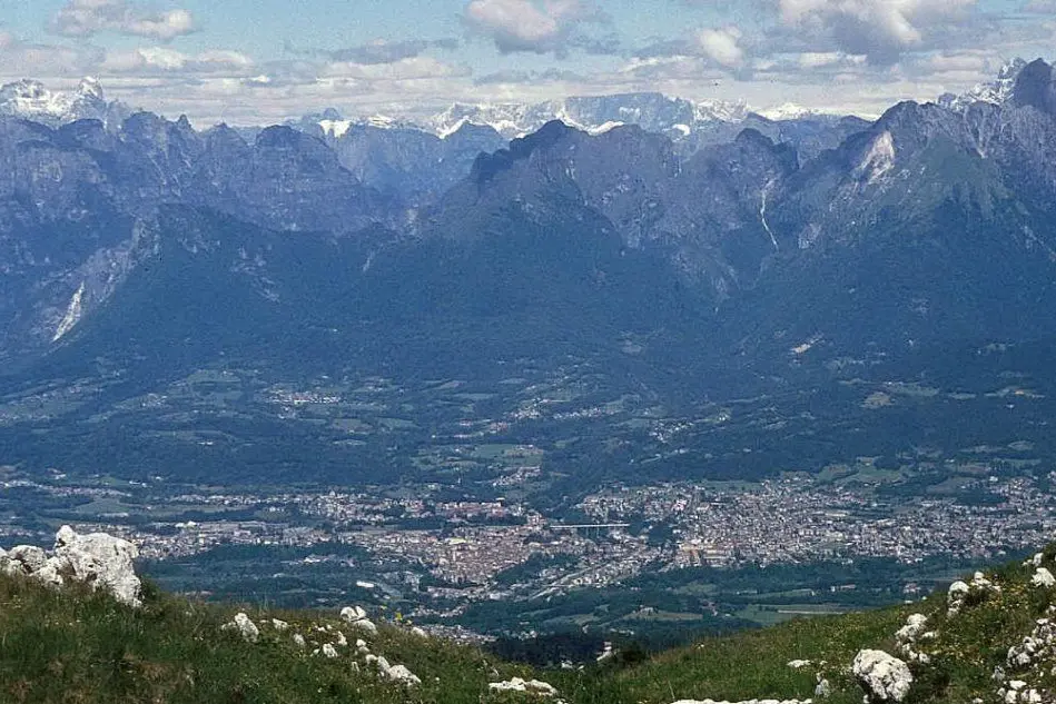 Una panoramica di Belluno dal Col Visentin (fonte Wikipedia)