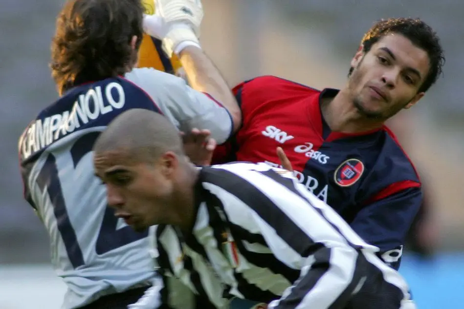Fabio Vignati (a destra) in un match contro la Juve nel 2005 (Archivio L'Unione Sarda)