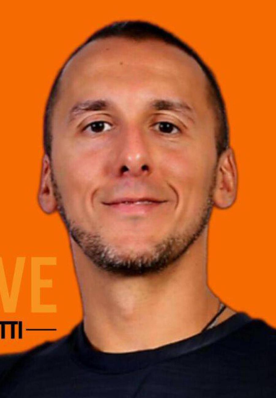 Personal trainer freddato sotto casa, mistero sul movente