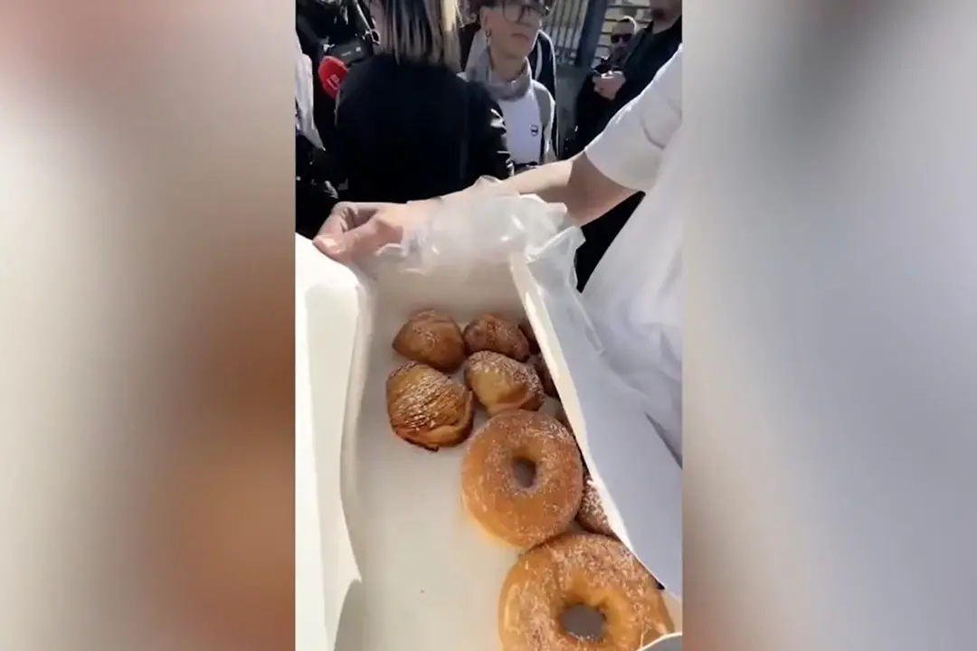 Sciopero a Napoli, sfogliatelle agli agenti: "Non siete voi il problema"