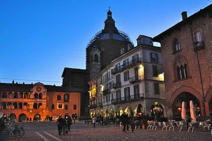 Piazza della Vittoria a Pavia (foto Wikipedia)