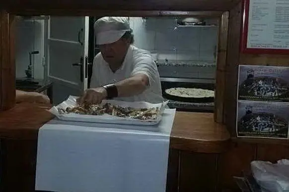 Graziano Bardi nella sua pizzeria