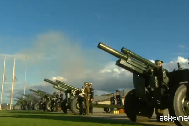 Novantasei colpi di cannone: così l'Australia rende omaggio a Elisabetta II