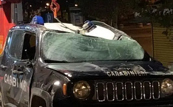 L'auto dei carabinieri distrutta (foto Pili)