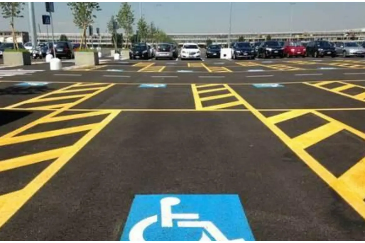 Posti auto riservati (Ansa)