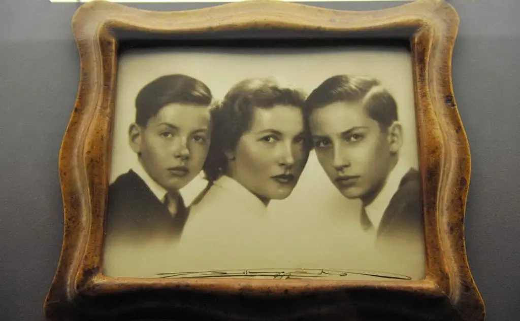 &quot;Faber&quot; a sinistra, con la mamma e il fratello