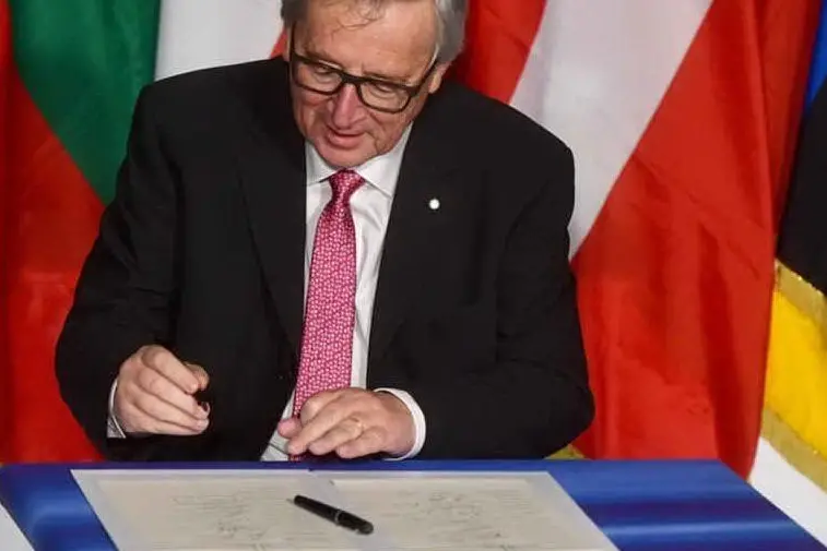 Jean-Claude Juncker firma la Dichiarazione di Roma