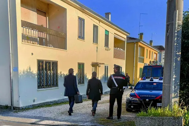 L'abitazione dove è stato trovato il cadavere dell'anziano (foto Ansa)
