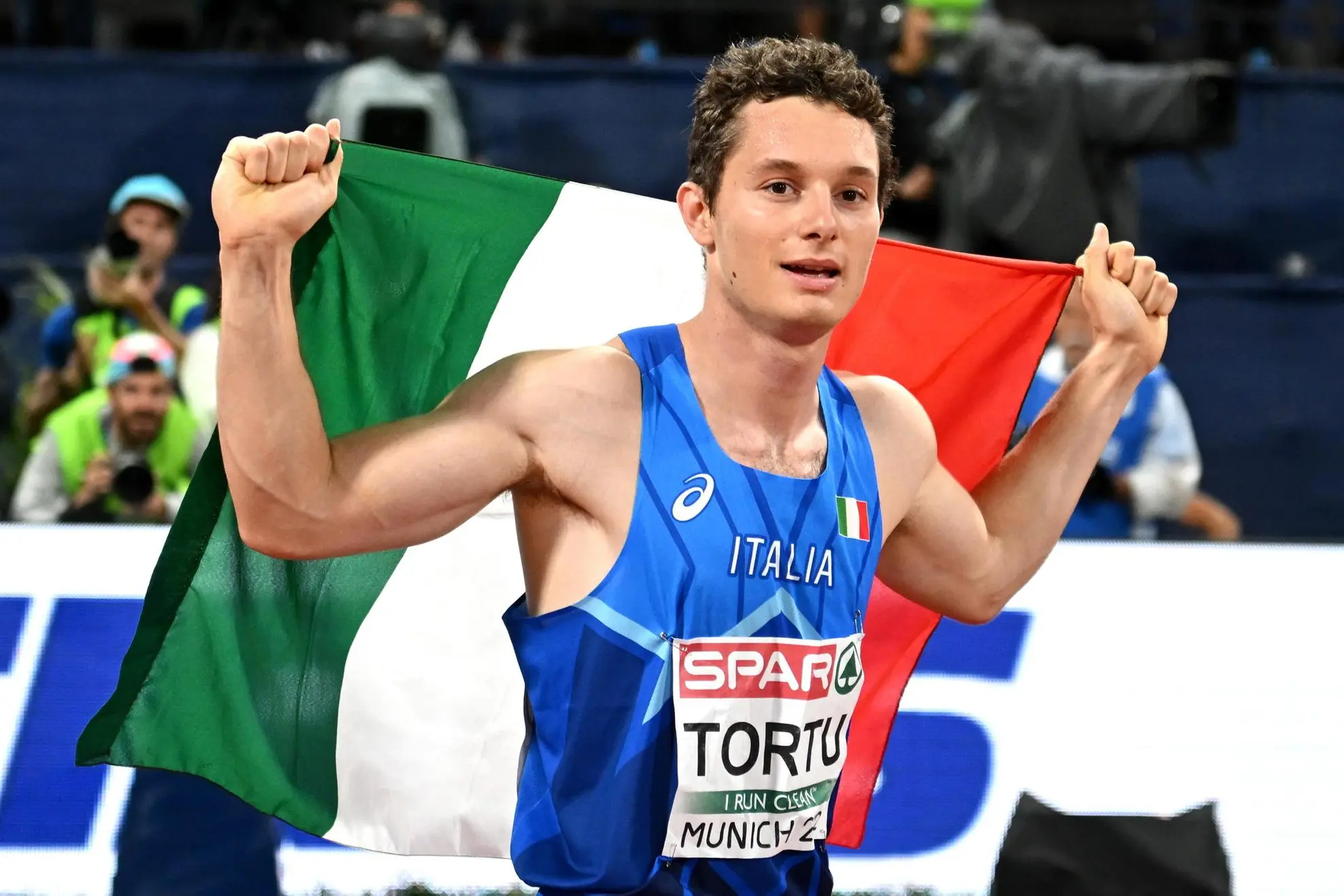 epa10129700 Filippo Tortu of Italy celebrates after placing third in the men's 200m final during the Athletics events at the European Championships Munich 2022, Munich, Germany, 19 August 2022. The championships will feature nine Olympic sports, Athletics, Beach Volleyball, Canoe Sprint, Cycling, Artistic Gymnastics, Rowing, Sport Climbing, Table Tennis and Triathlon. EPA/CHRISTIAN BRUNA