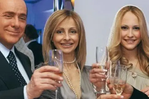 Noemi Letizia, a destra, con la madre e Berlusconi, nella foto pubblicata da Chi che diede il via alla bufera mediatica