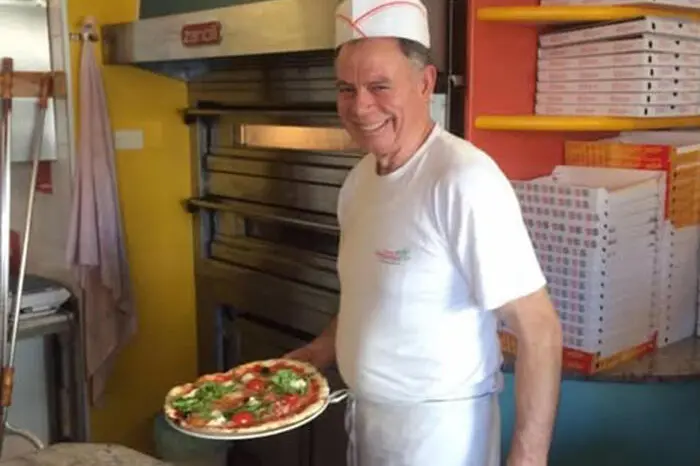 Il titolare di una pizzeria, Raffaele Stipa, è stato ucciso accoltellato da un cliente, a Reggio Emilia poco dopo le 22.30 di ieri, 30 giugno 2026. E' successo alla pizzeria Yoghi in via Gran Sasso d'Italia, nella zona sud della città, non lontano dall'ospedale. Facebook / Pizzeria Yoghi +++ ATTENZIONE: L'ANSA NON POSSIEDE I DIRITTI DI QUESTA FOTO CHE NON PUO' ESSERE PUBBLICATA SENZA L'AUTORIZZAZIONE DELLA FONTE DI ORIGINE CUI SI RINVIA +++ NPK +++