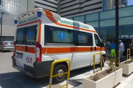 Un'ambulanza fuori dall'ospedale Brotzu