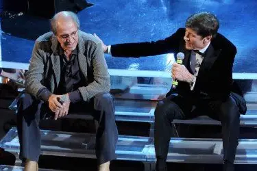 Adriano Celentano con Gianni Morandi sul palco del teatro Ariston