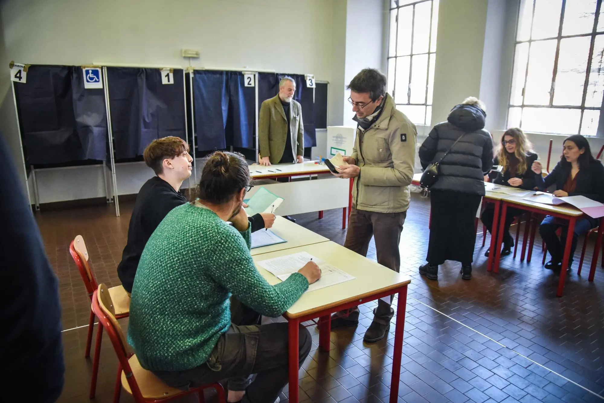 Un seggio elettorale a Milano (Ansa)