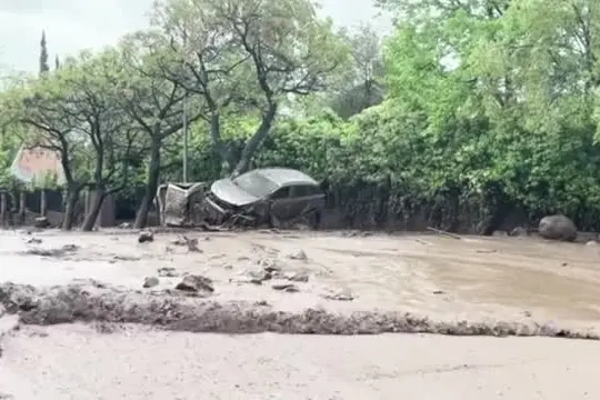 Cile, violenta alluvione a Santiago: strade trasformate in fiumi