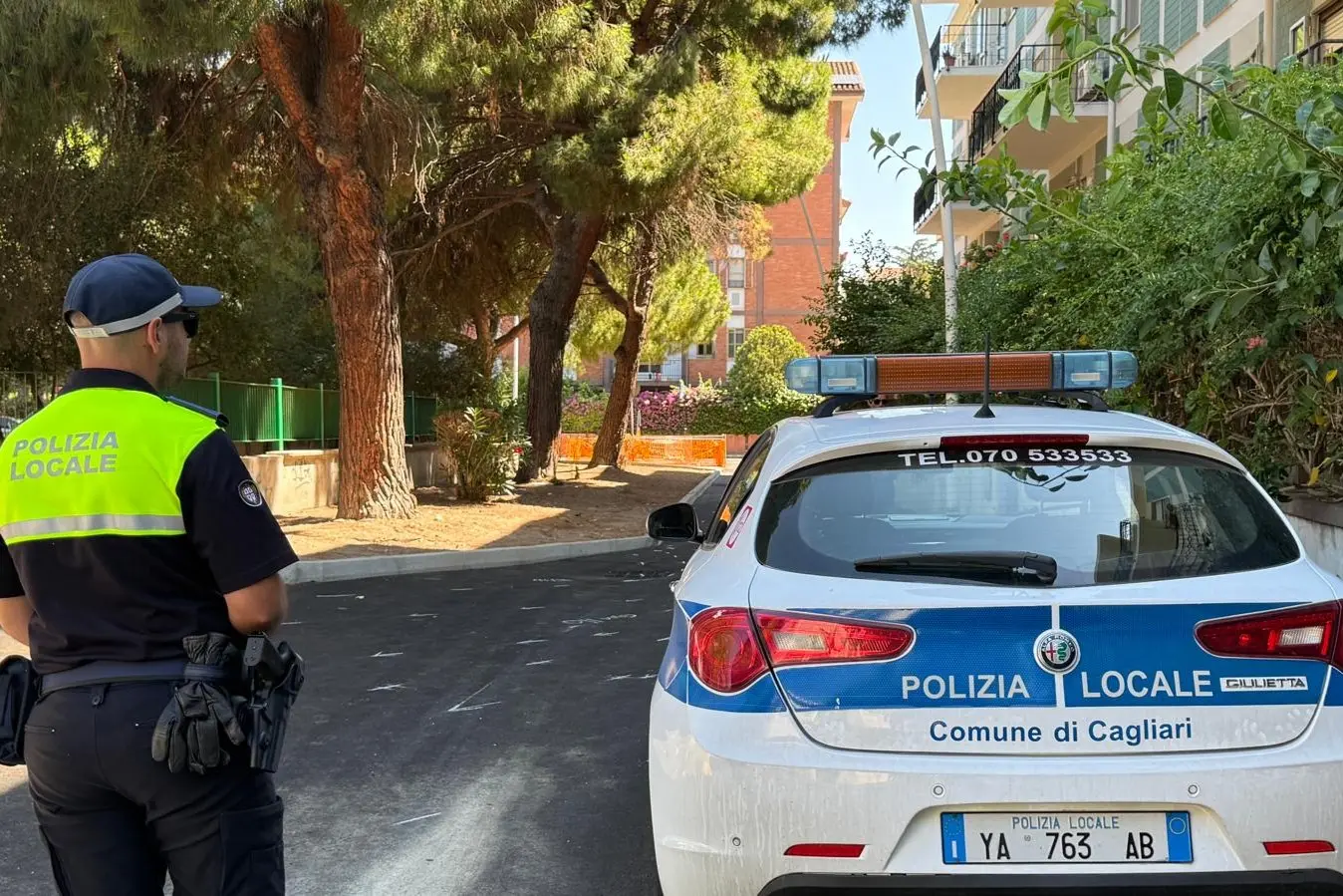 La Polizia municipale in via dei Partigiani a Pirri (L'Unione Sarda)