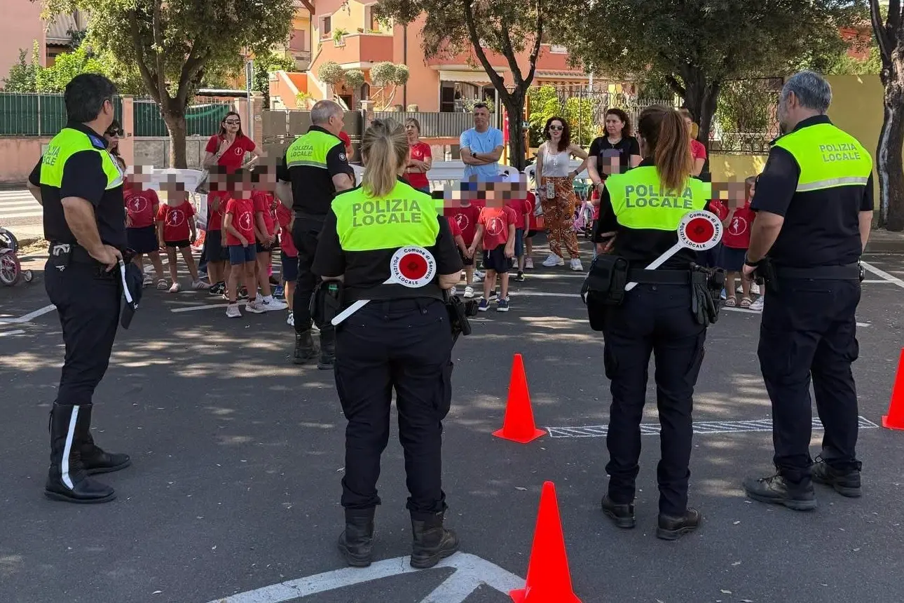 L'esercitazione dei bimbi della scuola dell'infanzia (foto Murgana)
