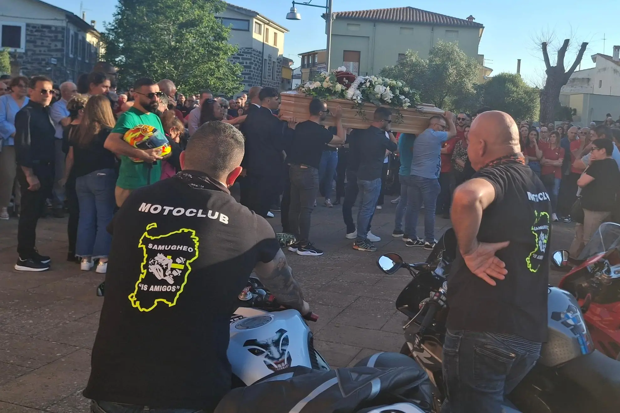 L'uscita del feretro dalla chiesa (foto Corrias)