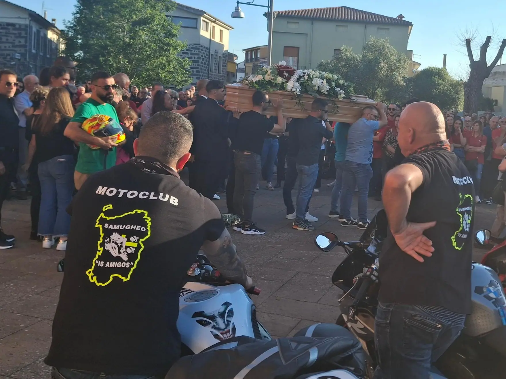 Sedilo, the roar of motorcycles as Marco Muredda passes away: "A good and generous man has passed away." L'uscita del feretro dalla chiesa (foto Corrias)