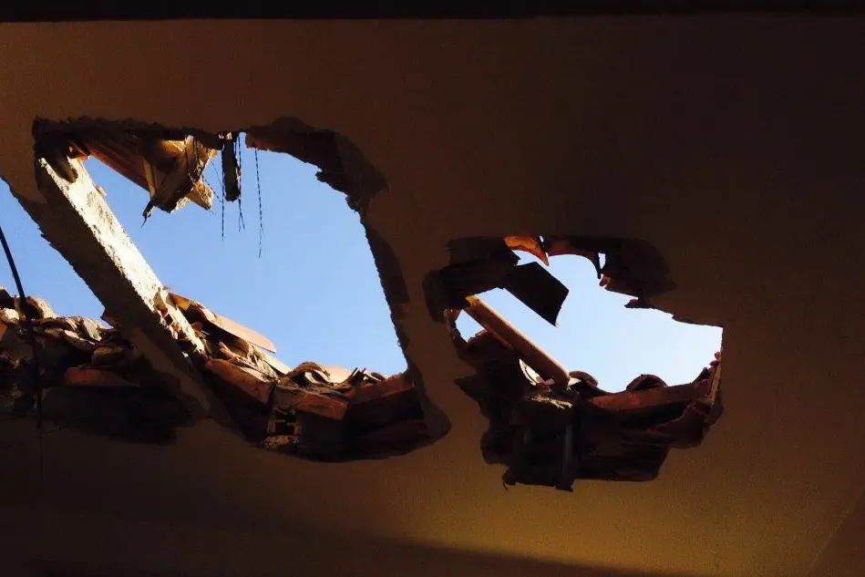 Il soffitto crollato nella palazzina di Macomer - foto M.Muroni