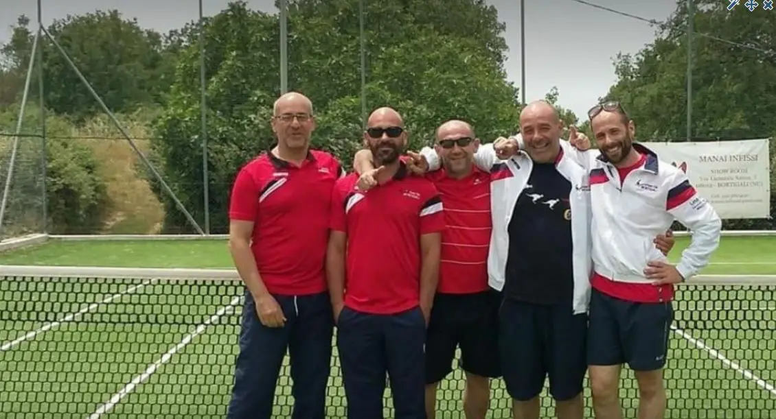 Dirigenti e allenatori del Tennis Club (foto Oggianu)