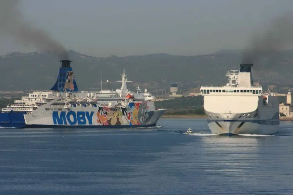 Una nave Moby e una Tirrenia: entrambe fanno capo al gruppo Onorato
