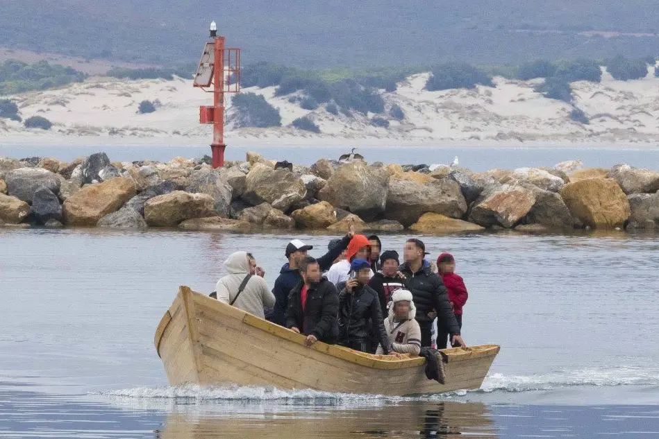 L'arrivo di un gruppo di migranti (Archivio L'Unione Sarda)