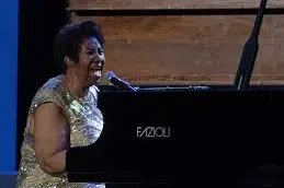 Aretha Franklin suona un Fazioli (foto dal sito di Fazioli)