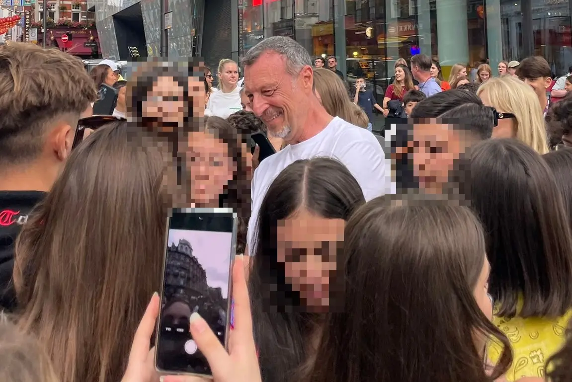 Amadeus tra i fan a Londra (foto L'Unione Sarda)