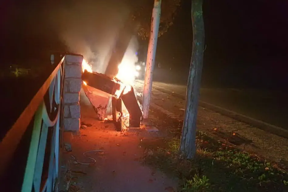 Le fiamme (foto Ledda)