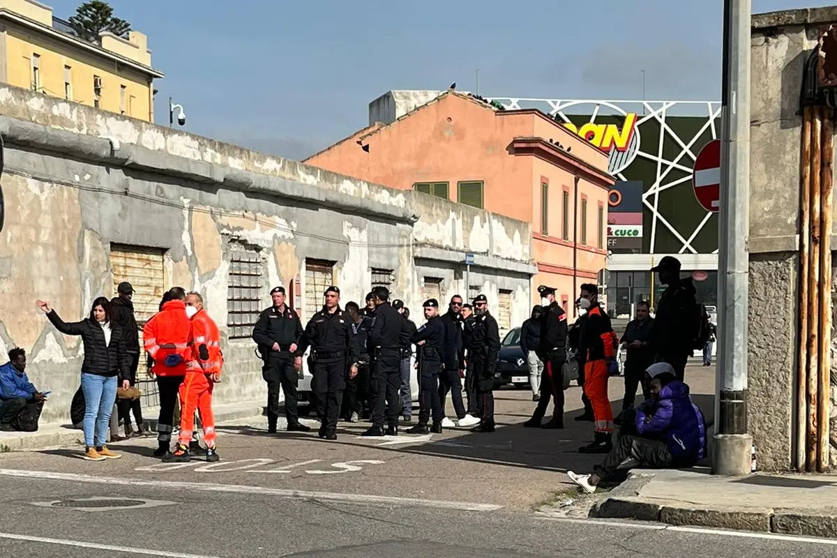 Le forze dell'ordine sul posto (Foto Vercelli)