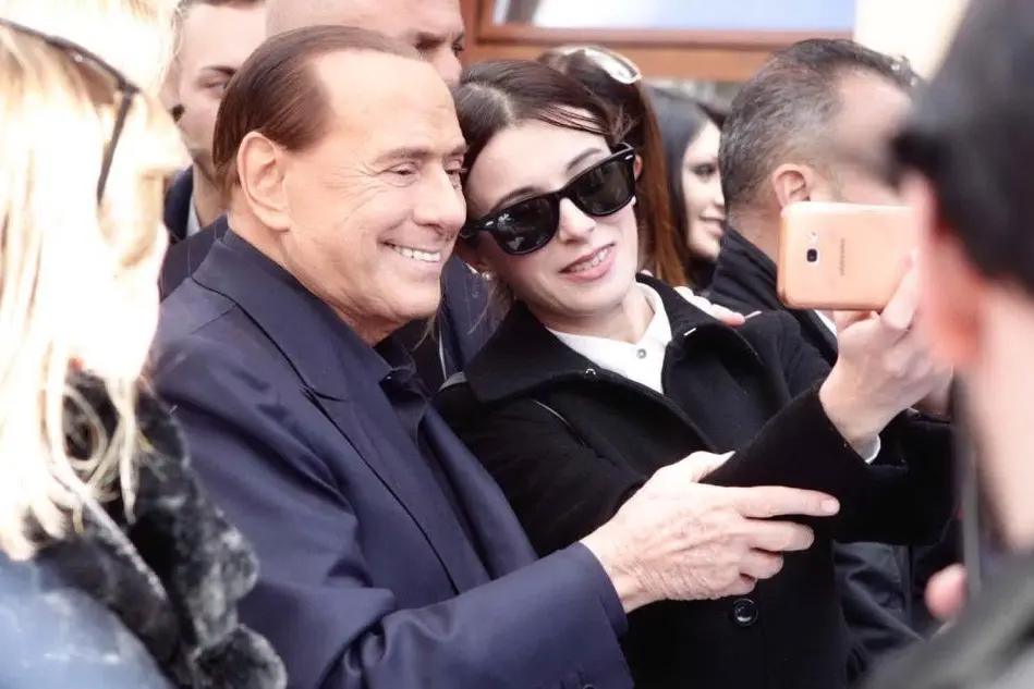Selfie in piazza a Burcei per Berlusconi (foto Max Solinas)