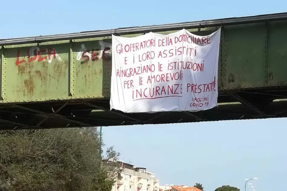 Lo striscione appeso sul ponte di ferro di via Pirandello (L'Unione Sarda - Tellini)