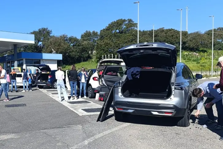 Автомобили остановились после прокола шины.