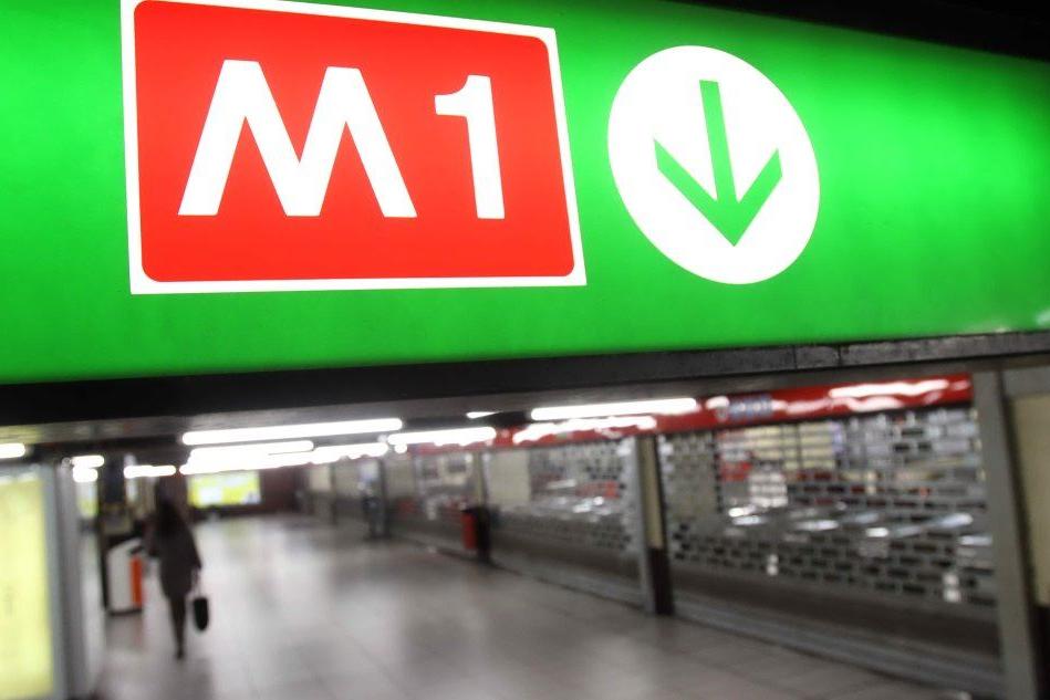 Brusca frenata in metropolitana: nove persone in ospedale