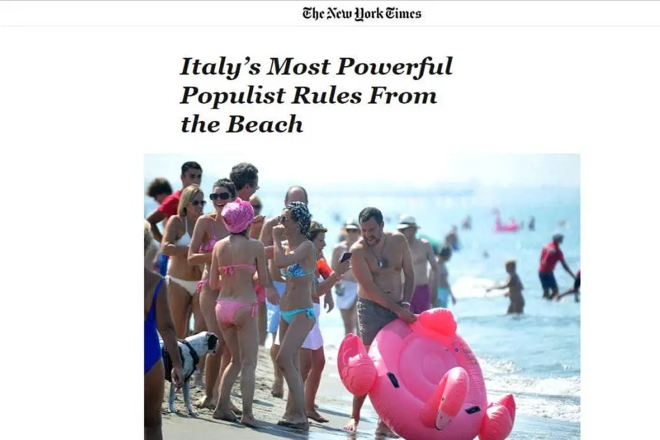 L'articolo del New York Times: "Il più potente populista d'Italia che governa dalla spiaggia"