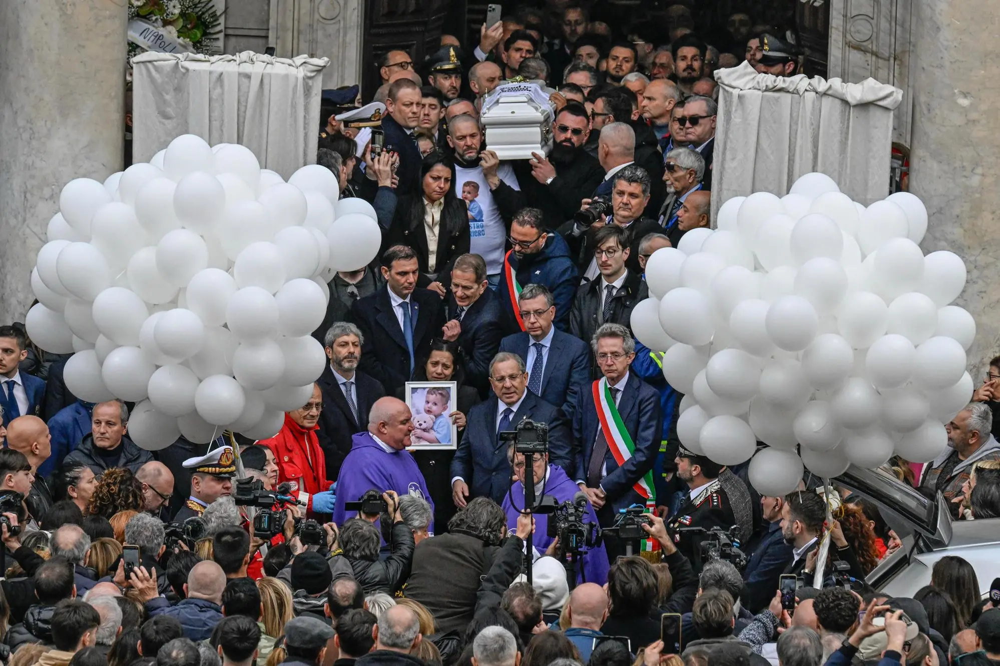 La madre di Domenico Caliendo precede il feretro del figlio al termine della cerimonia funebre nella cattedrale di Nola, 4 Marzo 2026. ANSA/CIRO FUSCO