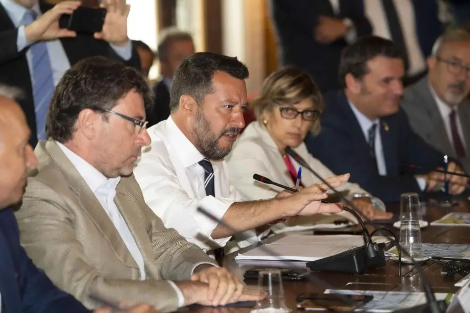 Salvini al tavolo con le parti sociali (Ansa)